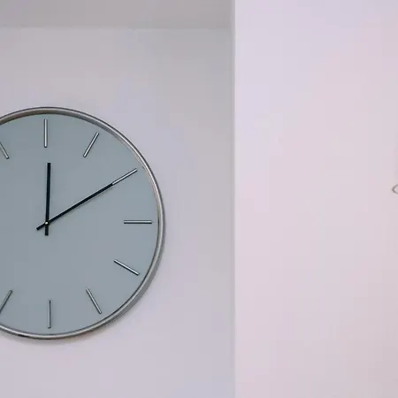 Piscina Y Garaje Cerca Del Centro By *