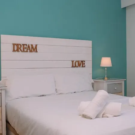 Piscina Y Garaje Cerca Del Centro By *