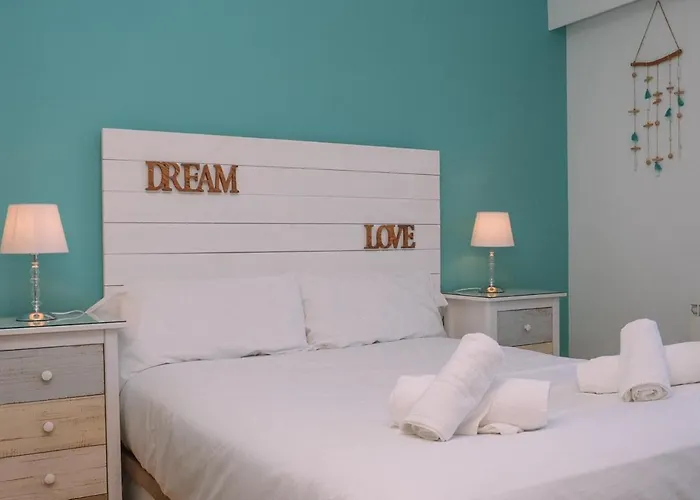 Piscina Y Garaje Cerca Del Centro By *