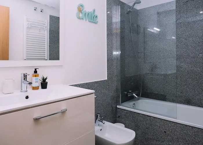 Lejlighed Piscina Y Garaje Cerca Del Centro By *